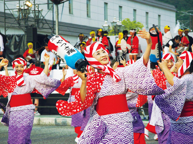 二段ばねなどが特徴の踊り