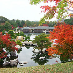 三景園の紅葉