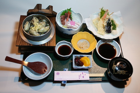 釜飯定食　天ぷらかお刺身お好きな方を選べます。