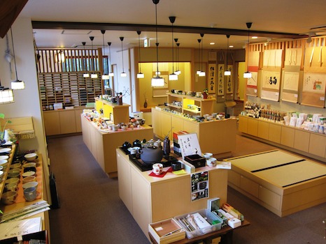 2階は茶道具専門店！御稽古道具から書付道具まで充実の品揃え！