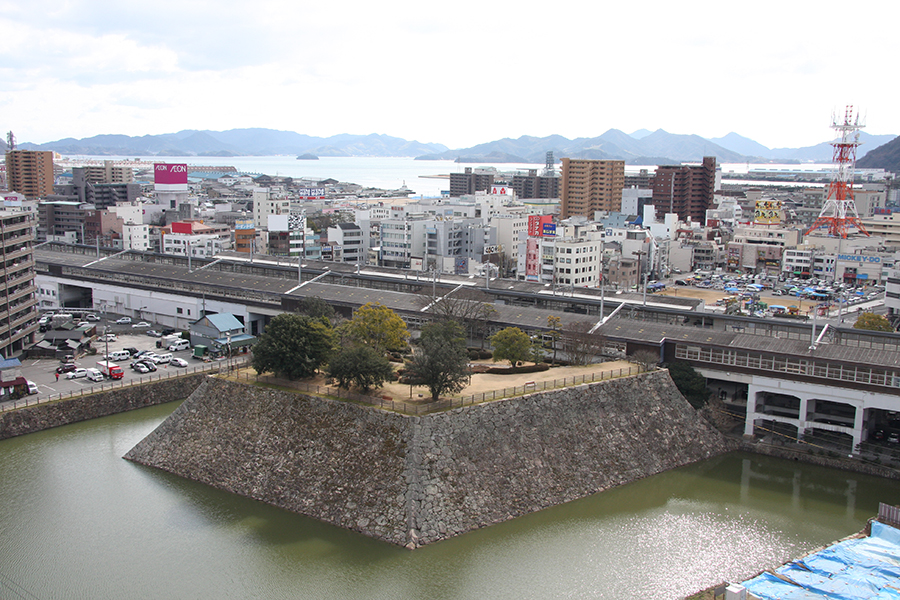 駅構内の三原城跡