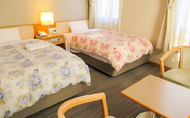 広さ24平米のゆったり余裕のあるスペースに、110cm幅のベッドのツインルーム。2台のベッドで快適にお過ごしいただけます。