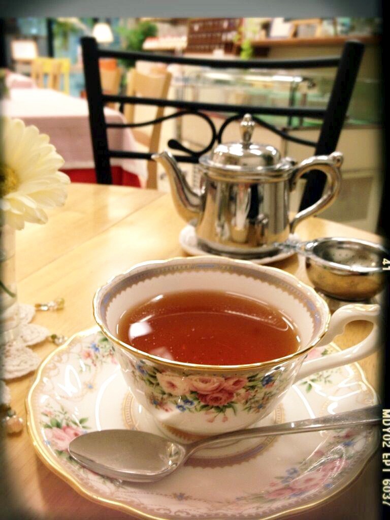 紅茶は一杯づつていねいに淹れています。